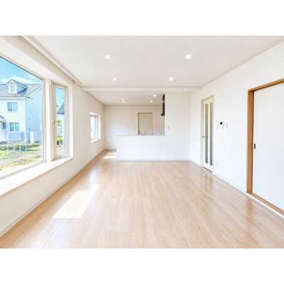 【リフォーム済＆即入居可】リビングの別角度からの写真です。…