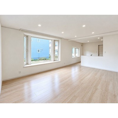 【リフォーム済＆即入居可】1階約18帖のリビングです。天井・…