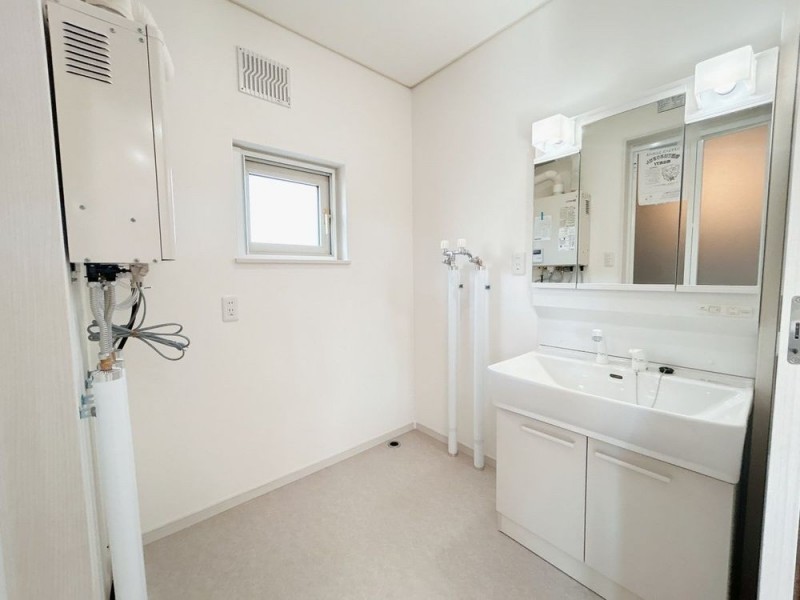 【リフォーム済＆即入居可】脱衣場の写真です。トイレと別空間…