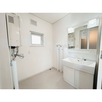 【リフォーム済＆即入居可】脱衣場の写真です。トイレと別空間…