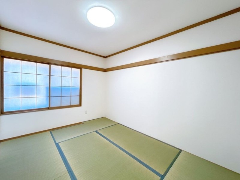 【リフォーム済＆即入居可】1階玄関脇にある6畳の和室です。寝…