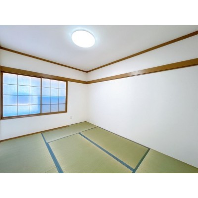 【リフォーム済＆即入居可】1階玄関脇にある6畳の和室です。寝…