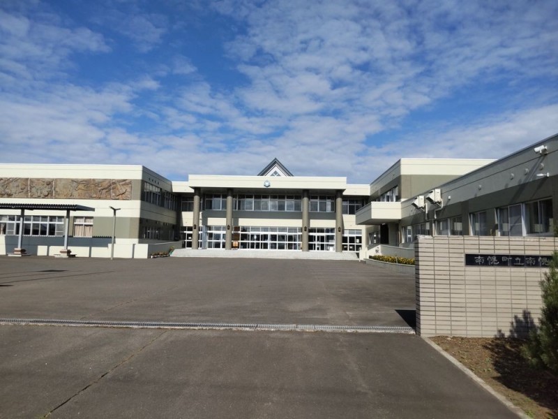 南幌町立南幌小学校まで2200ｍ（徒歩25分）。