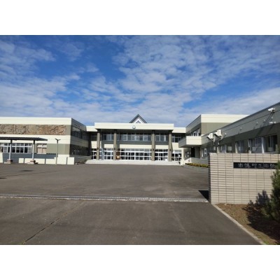 南幌町立南幌小学校まで2200ｍ（徒歩25分）。