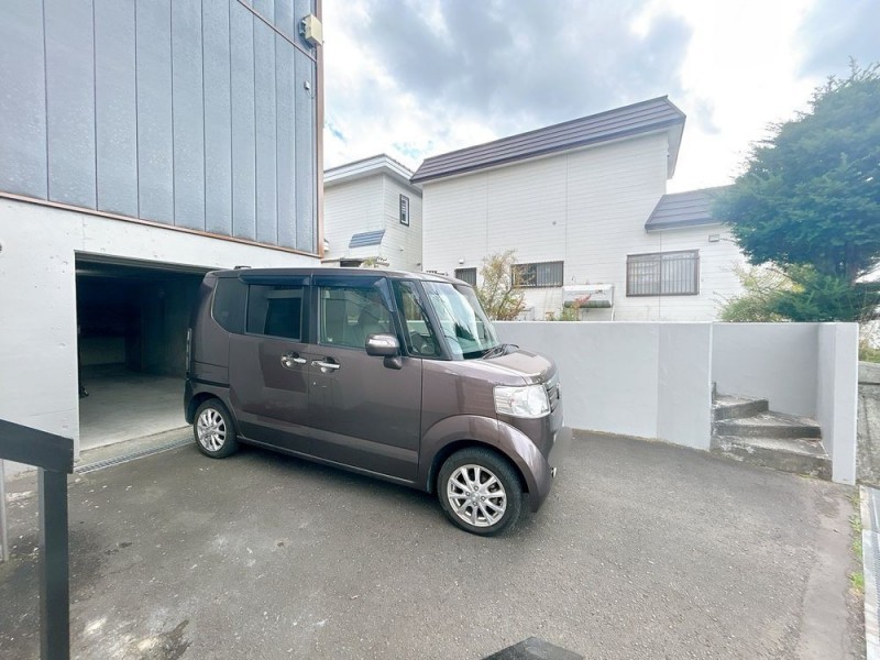 【駐車場】車庫前の駐車スペースの写真です。車庫内1台に加え…