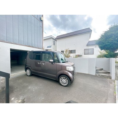 【駐車場】車庫前の駐車スペースの写真です。車庫内1台に加え…
