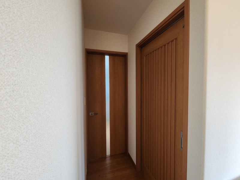 トイレのドアは建て格子のおしゃれなデザイン♪