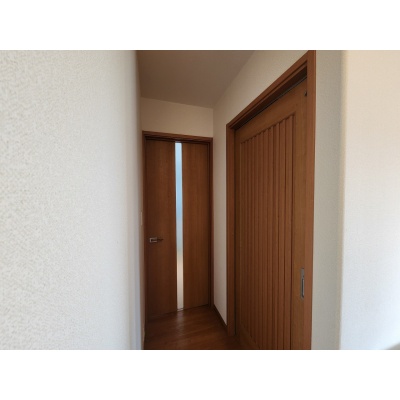 トイレのドアは建て格子のおしゃれなデザイン♪