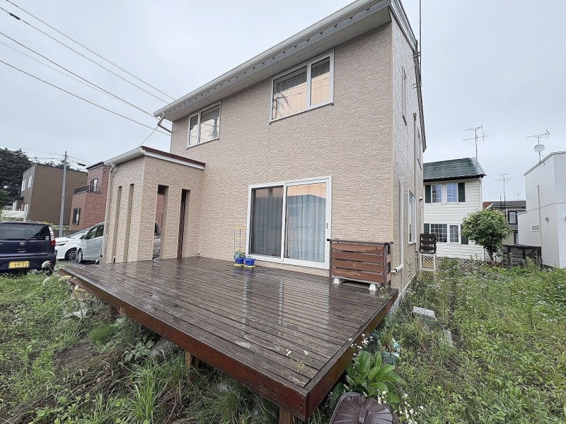 開放感のあるウッドデッキは、家族団らんやバーベキューなど、アウトドアリビングとしても活躍します♪
