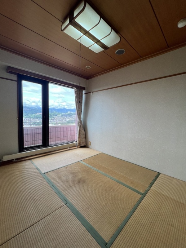 落ち着きのある和の空間。大きな窓から心地よい光が差し込み、足を伸ばしてゆったりとくつろげる心安らぐ和室です。