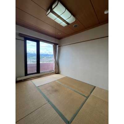 落ち着きのある和の空間。大きな窓から心地よい光が差し込み、足を伸ばしてゆったりとくつろげる心安らぐ和室です。