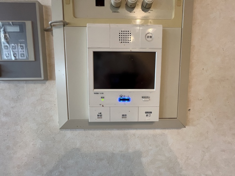 訪問者の顔を画面でしっかり確認できるため、留守番中や女性の一人暮らしでも安心して対応できます。
