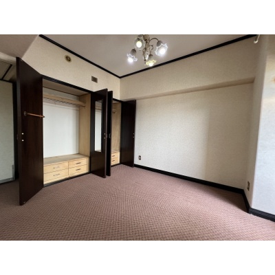 豊富な収納と引き出しが付いた大容量クローゼットを備え、衣類や小物をすっきりと整理できる使い勝手の良い洋室です。