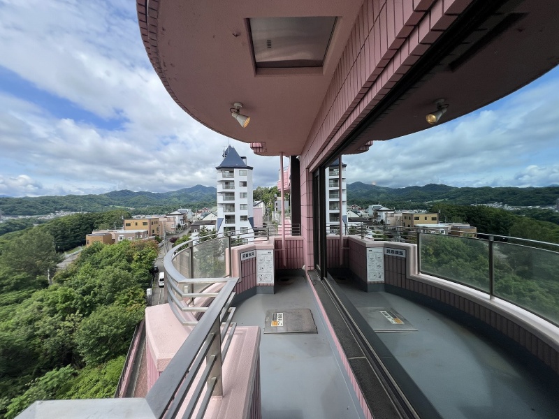 開放感あふれる広々としたバルコニーからは、豊かな緑や美しい山並みのパノラマビューを存分に堪能できます。