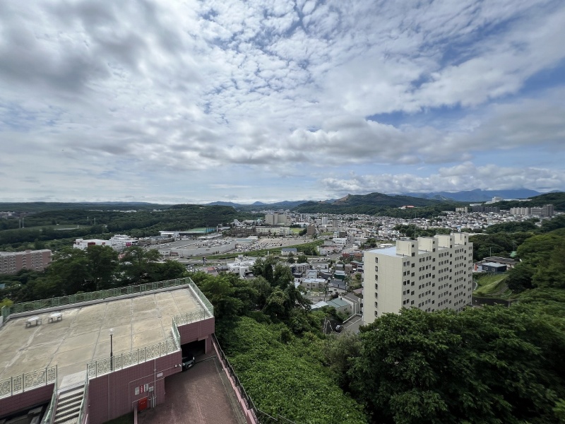 遮るものがなく広がる青空と緑豊かな山々、街並みを一望できる、開放感抜群で心癒やされるパノラマビューです。
