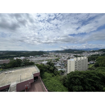 遮るものがなく広がる青空と緑豊かな山々、街並みを一望できる、開放感抜群で心癒やされるパノラマビューです。