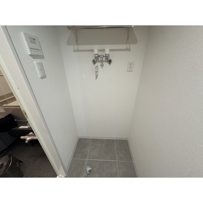 室内に設けられた洗濯機置場。設置スペースをご確認ください
