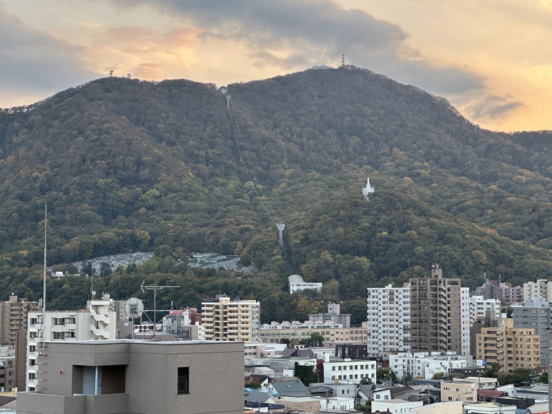 12階から望む山並みと街並み。開放的な眺望です