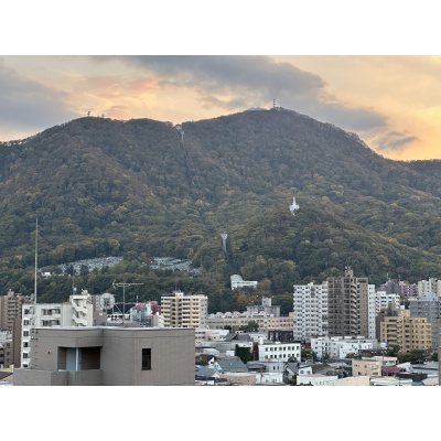 12階から望む山並みと街並み。開放的な眺望です