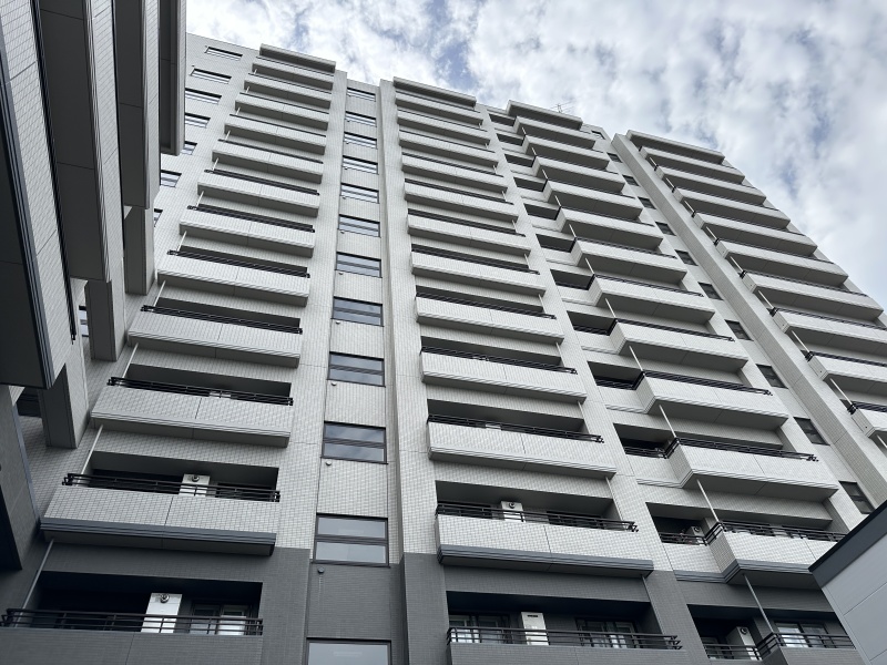バルコニーが整然と連なる、高さを感じるマンションの外観