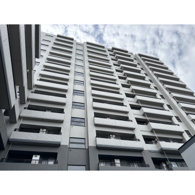 バルコニーが整然と連なる、高さを感じるマンションの外観
