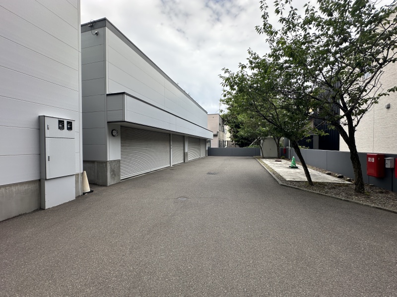 建物の脇に設けられた、敷地内の通路スペース