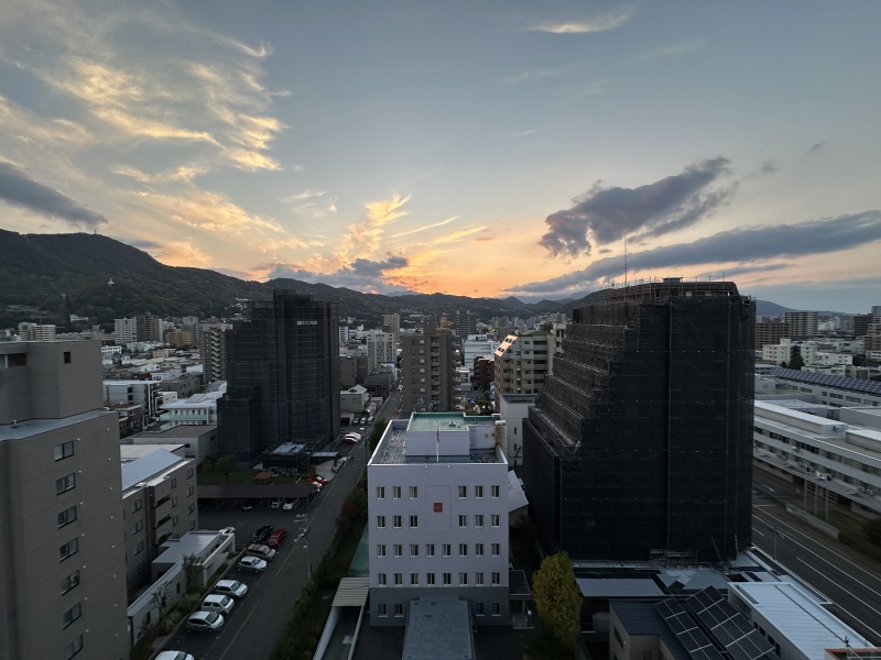 夕焼けに染まる山並みを望む眺望。時間帯で表情が変わります