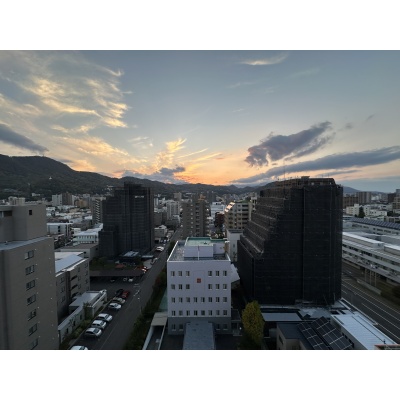 夕焼けに染まる山並みを望む眺望。時間帯で表情が変わります