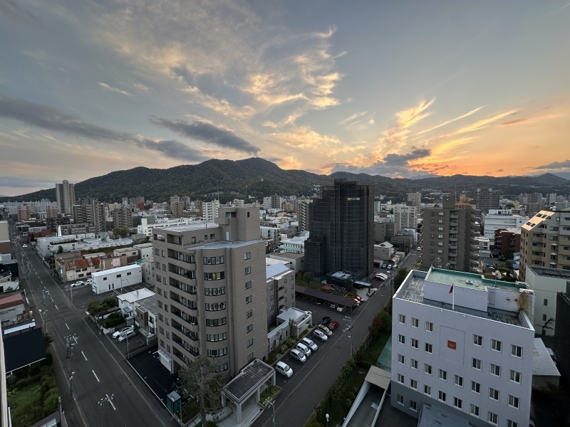 夕暮れ時の街並みを望む眺望。周辺には建物が建ち並びます