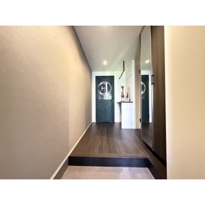洗練されたデザインの玄関は、住まいの品格を感じさせる迎賓空間！毎日の暮らしに心地よさとゆとりをもたらします♪