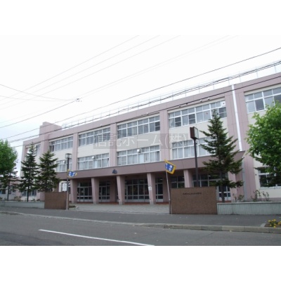 中学校：札幌市立厚別北中学校：1004m
