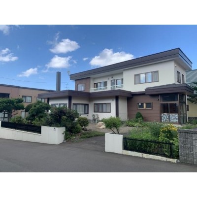 落ち着いた色調の2階建て住宅です。
