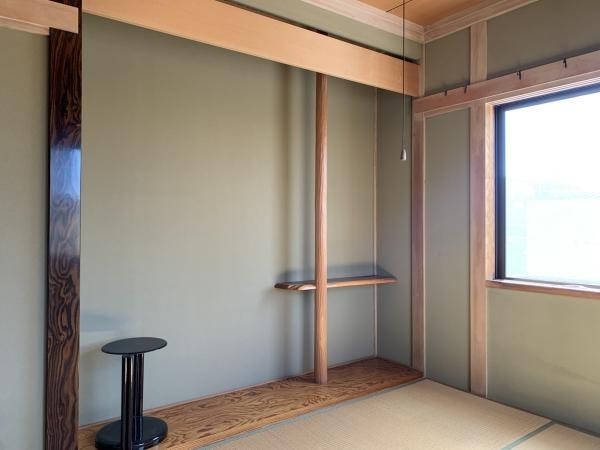 本格的な床の間を備えた、風情漂う2階和室です。