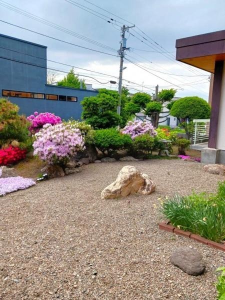 植栽や庭石が配されたお庭。季節の草花を眺めながら、庭のある暮