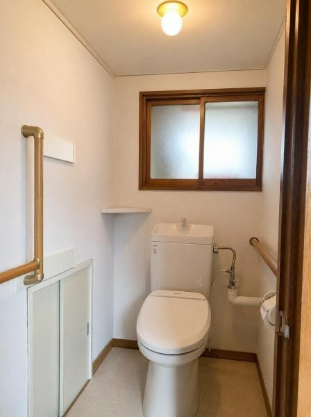 白を基調とした清潔感あふれる1階トイレです。