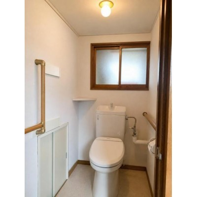 白を基調とした清潔感あふれる1階トイレです。