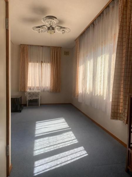 南側の大きな窓からあたたかな陽光がたっぷりと降り注ぐ洋室