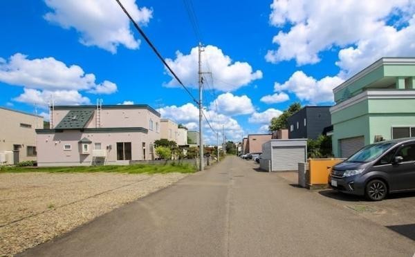 西側6ｍ公道に面し、陽当り良好です。間口もゆとりがあり、住宅