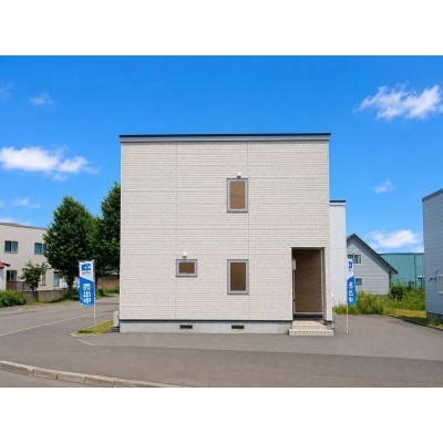 角地で開放感がある立地のおうちです。外観は落ち着いた印象で…