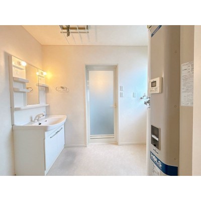 【現況写真】脱衣場の写真です。トイレと別空間のため、来客時…