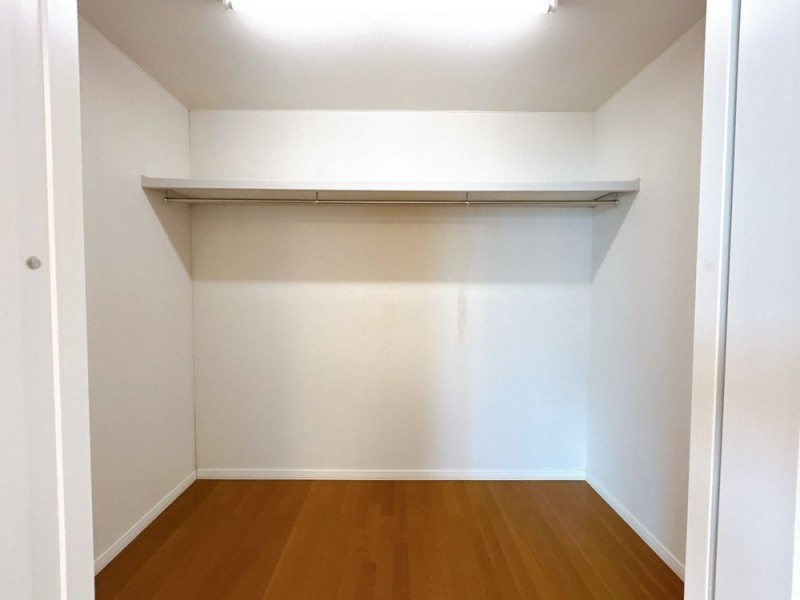 【現況写真】2階西側の洋室にある収納になります。