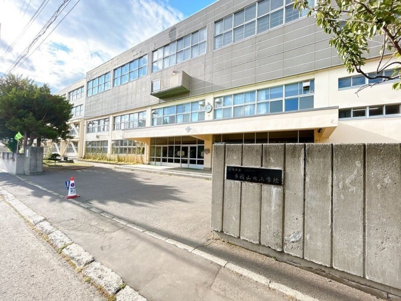 手稲山口小学校まで300ｍ（徒歩4分）小学校が近いとお子様がい…
