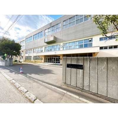 手稲山口小学校まで300ｍ（徒歩4分）小学校が近いとお子様がい…