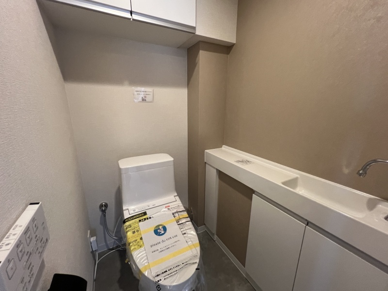 トイレットペーパーや清掃用品もスッキリ収まる上部吊戸棚付き。温水洗浄便座で毎日快適に使用できます。
