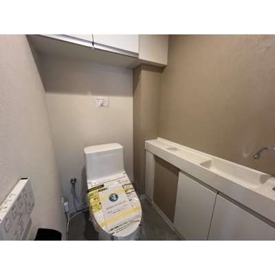 トイレットペーパーや清掃用品もスッキリ収まる上部吊戸棚付き。温水洗浄便座で毎日快適に使用できます。
