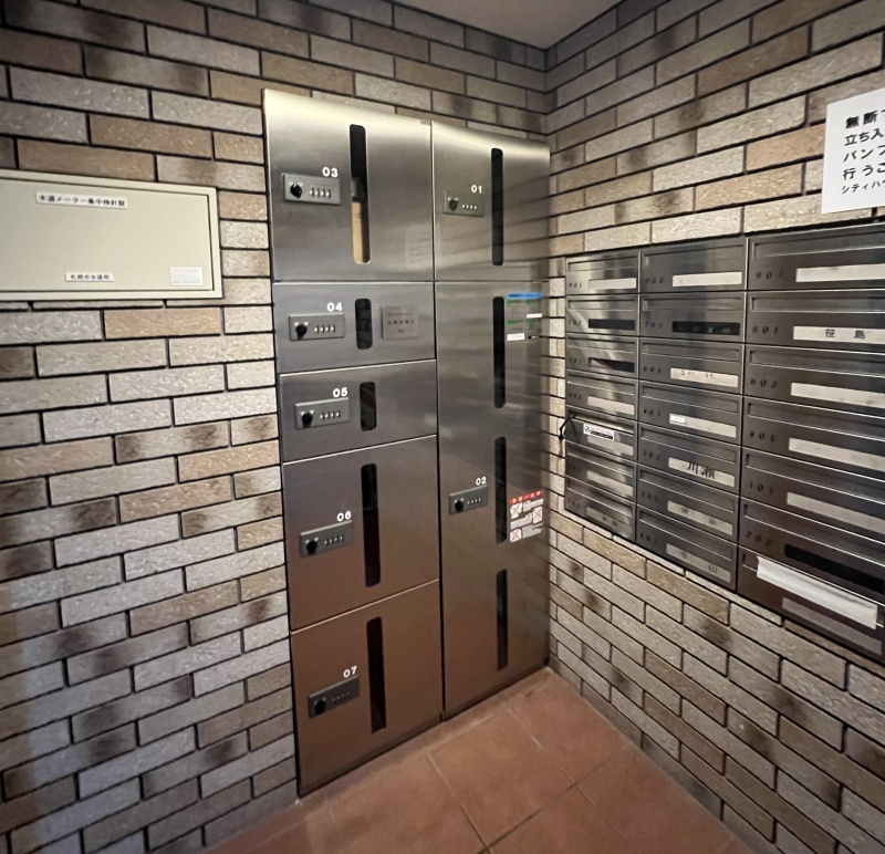 不在時も荷物を安全に受取！大小さまざまなサイズに対応したダイヤル式宅配ボックス完備で快適。