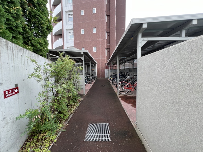 雨の日も濡れずに乗車準備ができる屋根付き駐輪スペース！出し入れもスムーズで毎日の通勤・通学に便利。