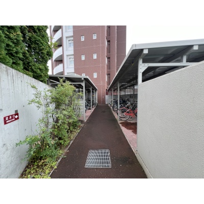 雨の日も濡れずに乗車準備ができる屋根付き駐輪スペース！出し入れもスムーズで毎日の通勤・通学に便利。