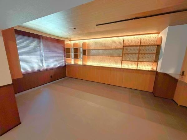 窓際には、生活用品の収納スペースも豊富です♪