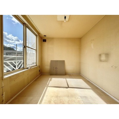 【リフォーム中　2階洋室】南西向きの6畳洋室です。壁と床の貼…